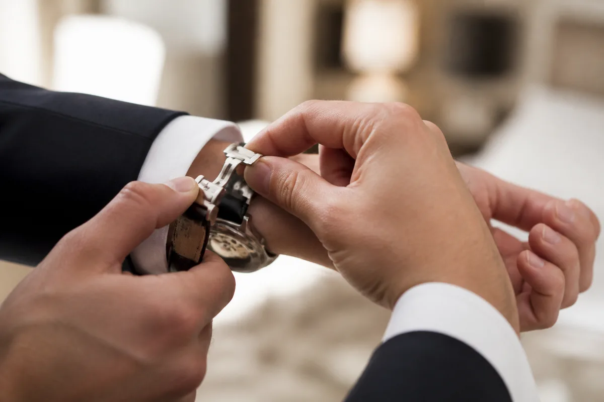 Montre mécanique à bracelet cuir posée dans son écrin ouvert